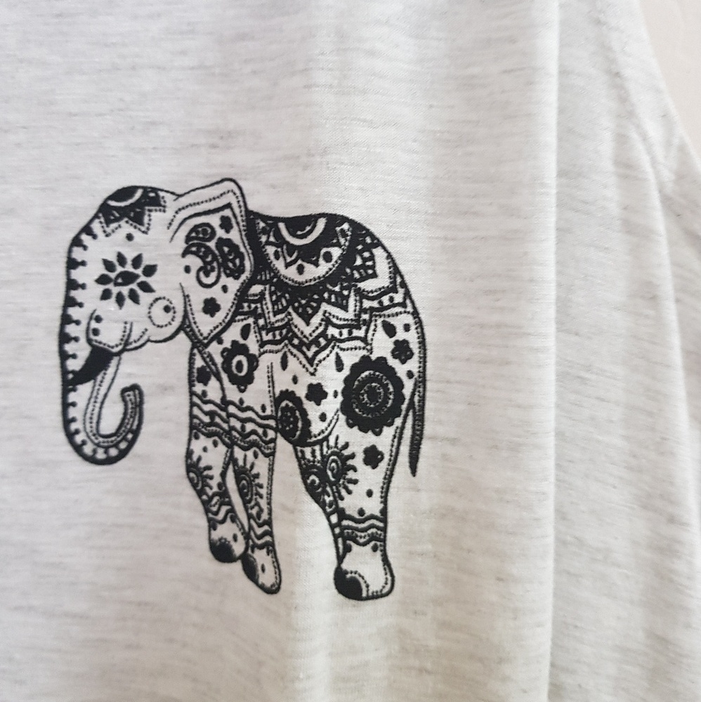 ⬇️Size Medium Grey Elephant Crop Tank Top - Picture 5 of 7